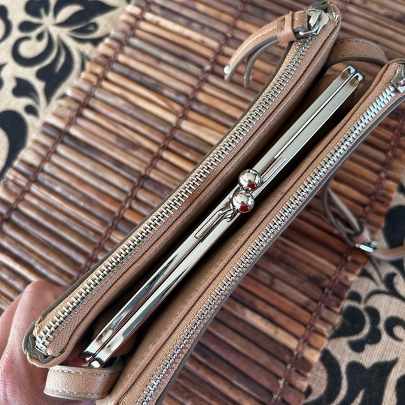 Stylish Tan and Cream Crossbody Bag Nine West - Picture 6 of 14